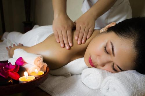 een vrouw die een massage krijgt in een spa met kaarsen bij Eurotel Pedro Gil in Manilla