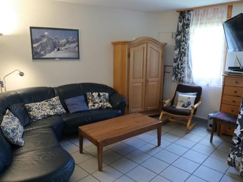 ein Wohnzimmer mit einer Couch und einem Couchtisch in der Unterkunft Apartment Mont-Fort D1 by Interhome in Siviez
