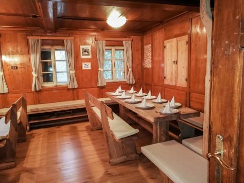 ein Esszimmer mit einem langen Tisch und Stühlen in der Unterkunft Holiday Home Geislerhütte by Interhome in Ramsau