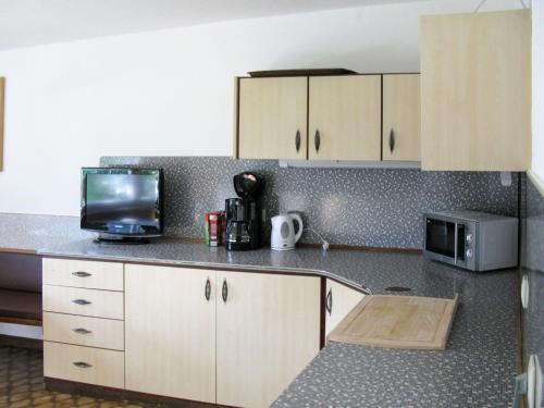 Küche/Küchenzeile in der Unterkunft Holiday Home Geislerhütte by Interhome