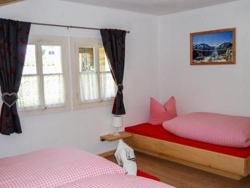 Ein Bett oder Betten in einem Zimmer der Unterkunft Holiday Home Geislerhütte by Interhome