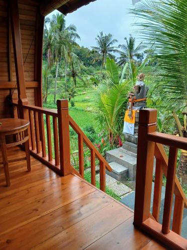 Taman di luar Lumbung Umaluah Villa