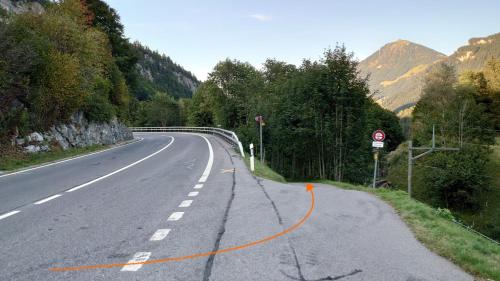 an empty road with an orange line on the side at Kunst- und Naturfreundehaus Brünig in Lungern