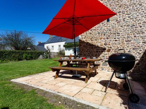 a grill and a picnic table with a red umbrella at Holiday Home Les Moutons by Interhome in Créances