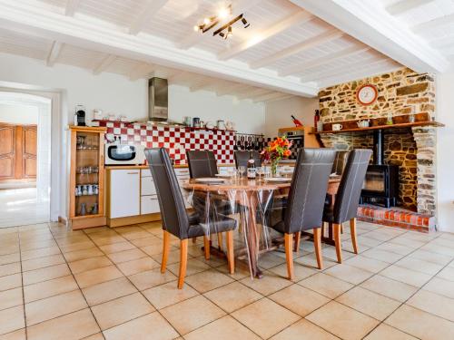 une salle à manger avec une table et des chaises dans une cuisine dans l'établissement Holiday Home Les Moutons by Interhome, à Créances