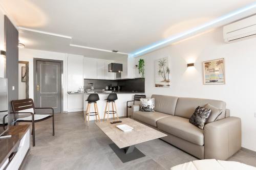 un salon avec un canapé et une cuisine dans l'établissement Loft Le Galet FSHH, à Nice