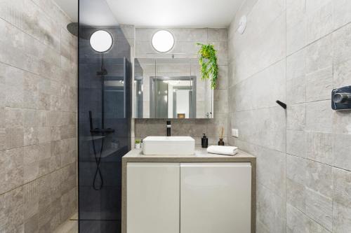 une salle de bain avec un lavabo blanc et un miroir dans l'établissement Loft Le Galet FSHH, à Nice