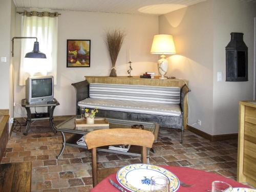 un salon avec un piano et une télévision dans l'établissement Holiday Home La Prairie by Interhome, à Corbon