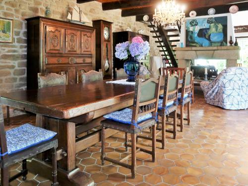 une salle à manger avec une table et des chaises en bois dans l'établissement Holiday Home La Grange by Interhome, à Pont-lʼAbbé