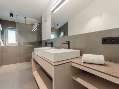 Koupelna v ubytování Apartment Das Georgen- Großglockner-Kitzsteinhorn by Interhome