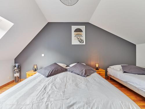 une chambre avec un grand lit avec deux oreillers dans l'établissement Holiday Home Le Lanchon by Interhome, à Le Vrétot