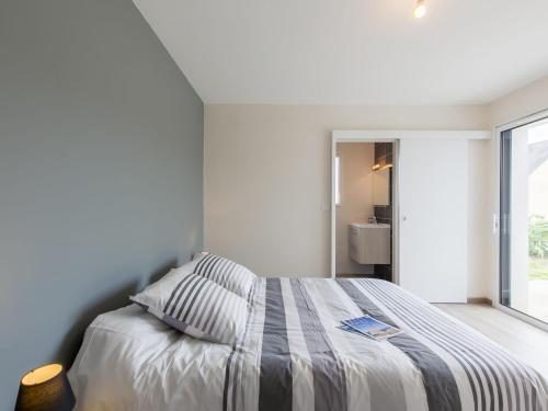 une chambre avec un grand lit et une fenêtre dans l'établissement Holiday Home Terre et Mer by Interhome, à Tréflez