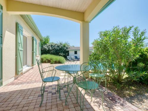 Κήπος έξω από το Holiday Home Les Lavandiers by Interhome