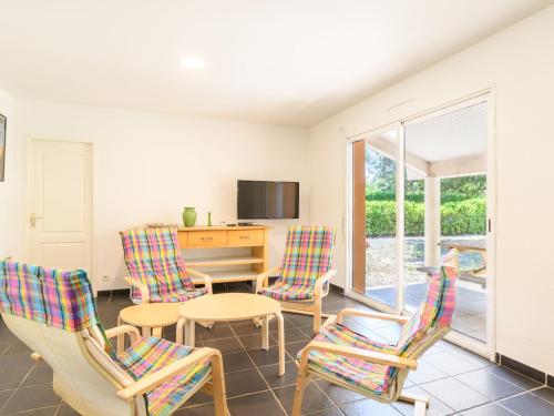 - un salon avec des chaises, une table et un bureau dans l'établissement Holiday Home La Lette I Tilleuls by Interhome, à Saint-Julien-en-Born