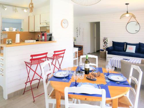 une salle à manger et une cuisine avec une table et des chaises dans l'établissement Holiday Home Mon Poussin by Interhome, à Saint-Vivien-de-Médoc