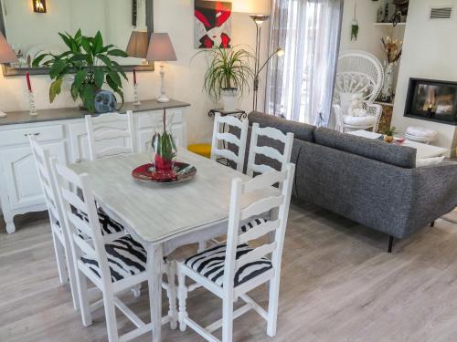 une cuisine et un salon avec une table et des chaises dans l'établissement Holiday Home Les Camélias by Interhome, à Labenne