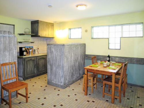 une cuisine avec une table et des chaises dans une cuisine dans l'établissement Holiday Home Les Sables by Interhome, à Queyrac