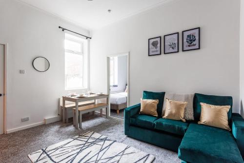 Ruang duduk di Perfect 2 Br Home Stay, 10 Mins Walk From The City
