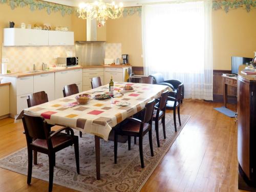 une cuisine avec une table et des chaises dans une pièce dans l'établissement Holiday Home Lacapelle by Interhome, à Lacapelle-Ségalar