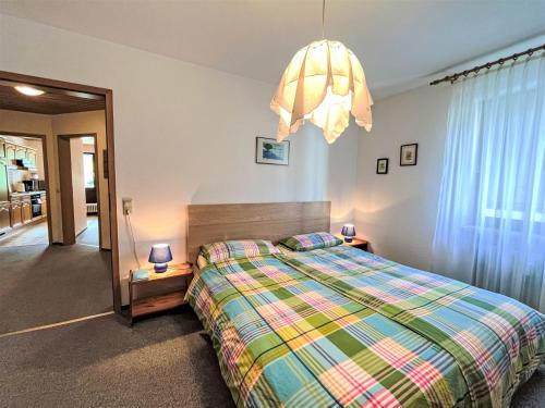 Ένα ή περισσότερα κρεβάτια σε δωμάτιο στο Apartment Sonnenblick III by Interhome