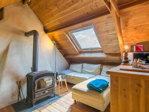 - un salon avec une cuisinière dans une cabine dans l'établissement Apartment La Part des Anges by Interhome, à Guimaëc