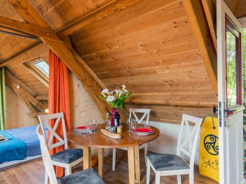 - une salle à manger avec une table et des chaises dans une petite maison dans l'établissement Apartment La Part des Anges by Interhome, à Guimaëc