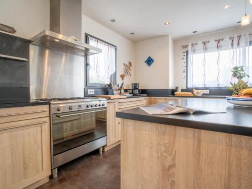 une cuisine avec une cuisinière et un comptoir dans l'établissement Apartment Les Chardons Bleus 1 by Interhome, à Brignogan-Plage