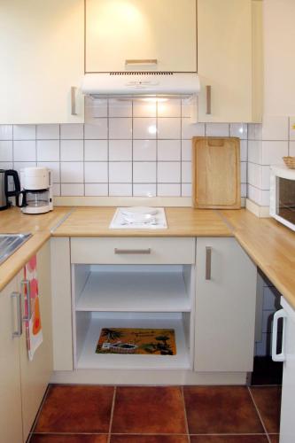 - une cuisine avec un comptoir et un évier dans l'établissement Apartment Le Colibri by Interhome, à Six-Fours-les-Plages