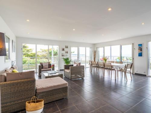 un salon avec un canapé, des chaises et une table dans l'établissement Holiday Home Gwel Ar Mor by Interhome, à Plonevez-Porzay