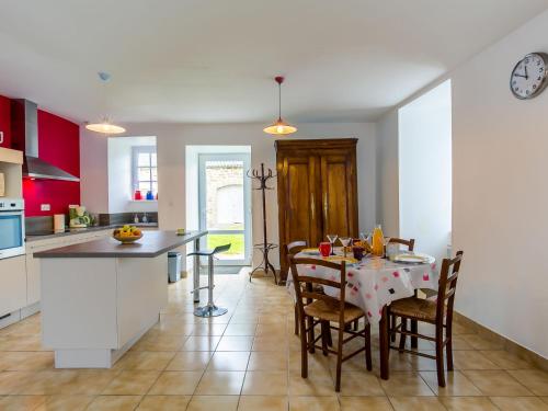 une cuisine et une salle à manger avec une table et des chaises dans l'établissement Holiday Home Le Manoir by Interhome, à Plounéour-Trez