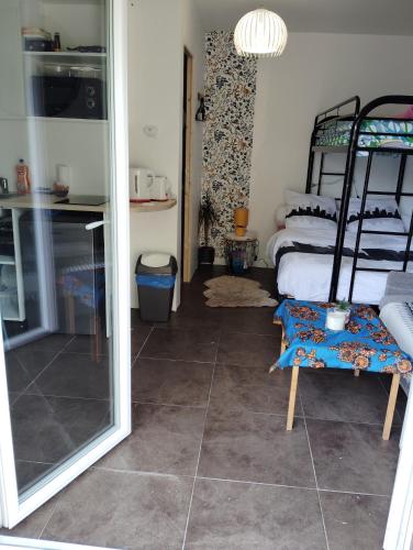 - une chambre avec 2 lits superposés dans l'établissement Studio chaleureux sans-visà-vis, à Vernon