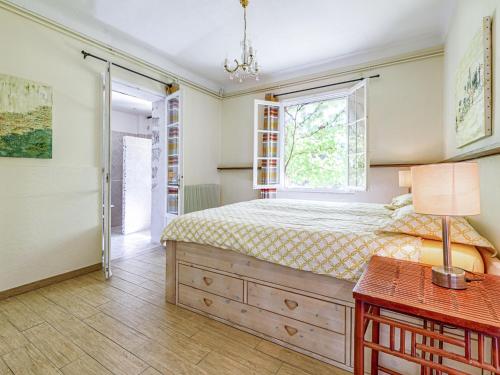 une chambre avec un lit, une table et une fenêtre dans l'établissement Apartment Citron by Interhome, à Vence