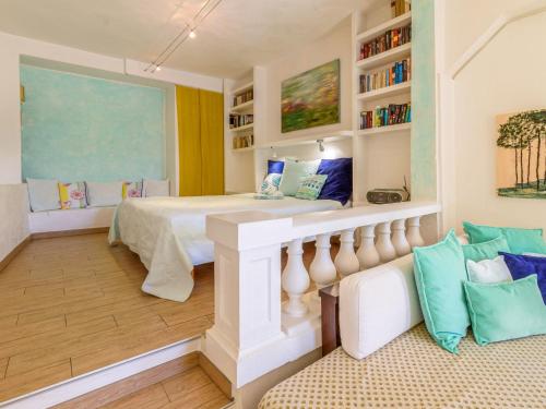 une chambre avec un lit et une étagère dans l'établissement Apartment Citron by Interhome, à Vence