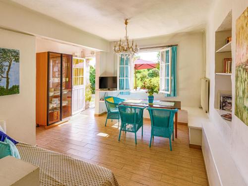 un salon avec une table et des chaises de salle à manger dans l'établissement Apartment Citron by Interhome, à Vence