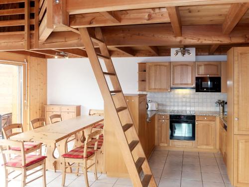 Apartment Les Cîmes 8 by Interhome