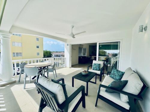 Zona de estar de # Blue Bay Beach - Ocean View Apartments - FULLY AIR CONDITIONED #