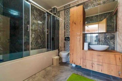 Koupelna v ubytování Özel Havuzlu ve Deniz Manzaralı 5 Odalı Villa