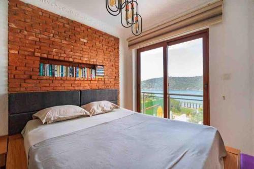 Postel nebo postele na pokoji v ubytování Özel Havuzlu ve Deniz Manzaralı 5 Odalı Villa