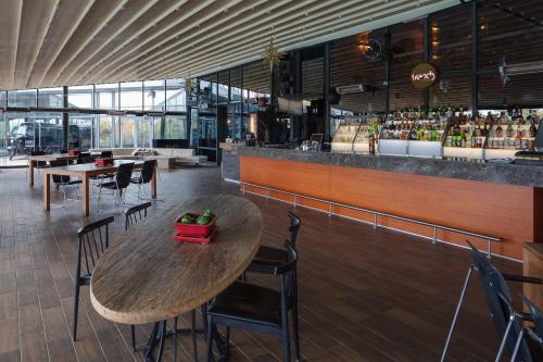 Un restaurante con mesas y sillas y un bar. en Sheraton Istanbul Atakoy Hotel, en Estambul
