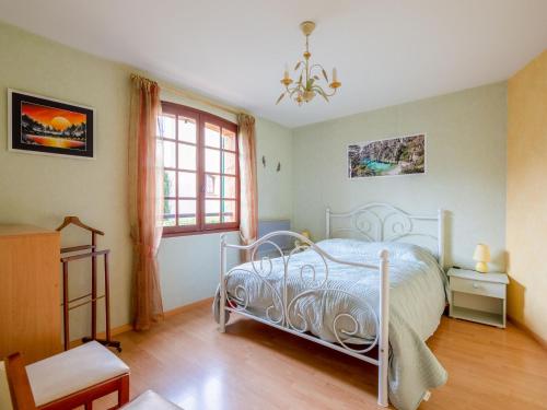 une chambre avec un lit blanc et une fenêtre dans l'établissement Apartment Les Pins by Interhome, à Saint-Raphaël