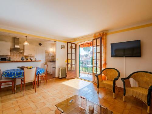 une cuisine et un salon avec une table et des chaises dans l'établissement Apartment Les Pins by Interhome, à Saint-Raphaël