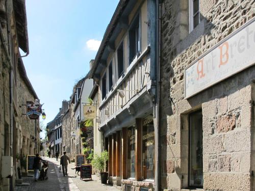 an alley with people walking down a street with buildings at Holiday Home La douce Trégoroise by Interhome in Tréguier