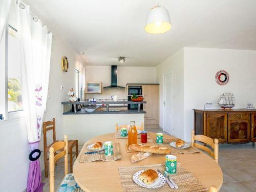 une salle à manger avec une table sur laquelle se trouve de la nourriture dans l'établissement Holiday Home Ker Laouen by Interhome, à Kerlouan