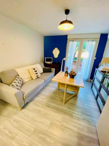 un salon avec un canapé et une table dans l'établissement Le central, avec terrasse et parking saint raphael, à Saint-Raphaël