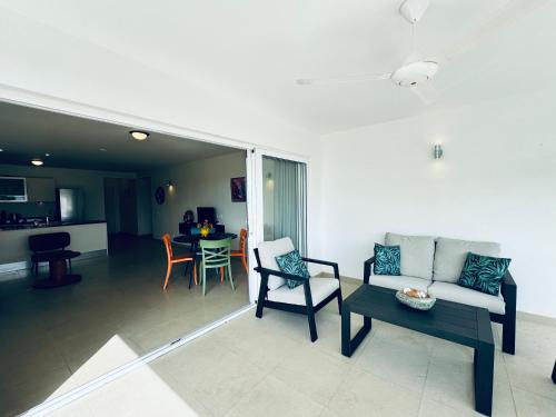 Zona de estar de # Blue Bay Beach - Ocean View Apartments - FULLY AIR CONDITIONED #