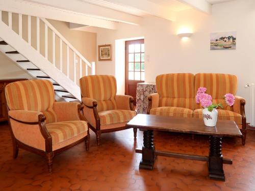 プルエスカにあるHoliday Home Ker Iliav by Interhomeのリビングルーム(椅子2脚、コーヒーテーブル付)