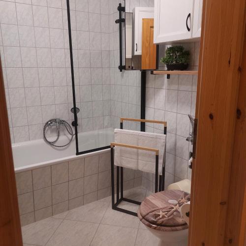 a bathroom with a bath tub and a toilet at Auszeit auf Insel Usedom in Garz