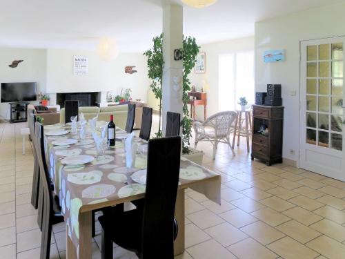 une salle à manger avec une longue table et des chaises dans l'établissement Holiday Home Orphée by Interhome, à Gaillan-en-Médoc