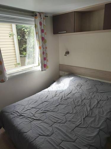 un lit dans une chambre avec une fenêtre dans l'établissement Camping le sainte marie, à Sainte-Marie-la-Mer