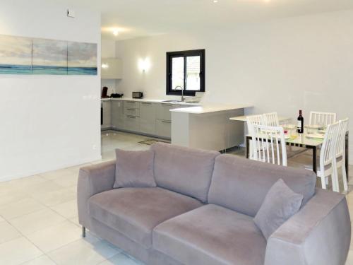 un salon avec un canapé et une cuisine dans l'établissement Holiday Home Yara by Interhome, à Lacanau